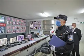防疫片警王晓波 居民求助随时在图片