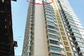 天降水泥块 砸破房顶砸断电线 社区协调：清运垃圾维修电线，保障居民的正常生活图片