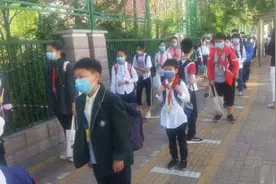 小学生们错峰进出校门，接孩子的家长咱就别聚了图片