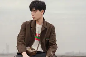 胡一天身着GUCCI休闲装，帅气迷人图片