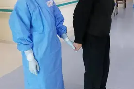 时隔两个月，“方舱网红爷爷”终于见到那个总牵他遛弯的南宁护士图片