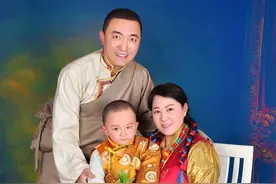 藏青蓝身后的一抹白图片