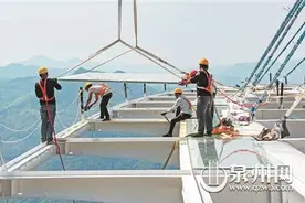 德化石牛山景区岱仙瀑布玻璃观景台开始安装玻璃图片