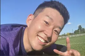 小平头配剪刀手，孙兴慜结束军事训练 回到绿茵场晒自拍图片