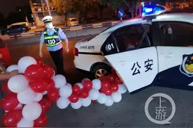 这辆塞满气球的警车好萌！背后的故事，也很暖……图片