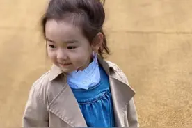 董璇女儿牵裙摆臭美，实则却是表面文静的女汉子？图片