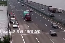 高速爆胎，小伙网上叫人来换胎，交警来了才知被“坑”了图片