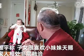 67岁高龄产妇坚持母乳喂养，一家人相处融洽图片