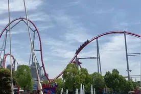 武汉欢乐谷疫后重开，游客称戴口罩叫不出来视频封面