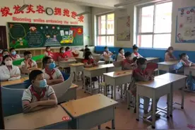 太原小学生背“一米翅膀”返校复课！网友：因为他们都是小天使图片