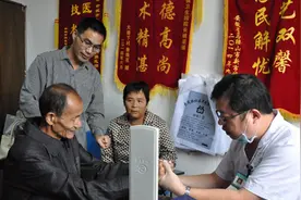 扎根大山近30年的宁波乡村医生 上抖音拿猪骨头直播讲解肩周炎图片