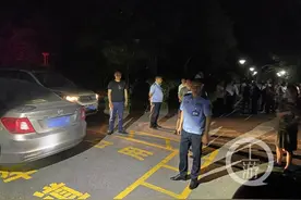 小车堵塞消防通道拒不挪车 执法组：拖走！罚款500元图片