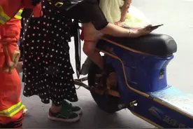 心疼！九江女孩脚卡电动车后轮，家长们一定要注意……图片