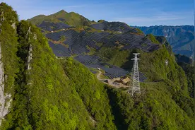 航拍重庆七里坪光伏发电项目 高山上的致富风景视频封面