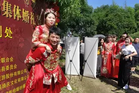 江西婺源：宋代廊桥谱爱曲图片