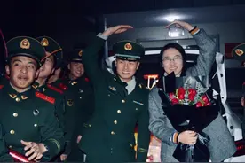 兵哥哥的比心表白，一开口的昵称太有爱了图片