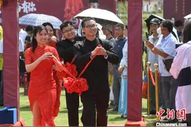 合肥市52对来自抗疫一线的新婚夫妻举行集体婚礼图片