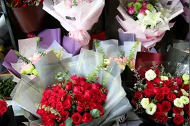 520实探上海鲜花批发市场：部分玫瑰价格腰斩，销量优于去年视频封面