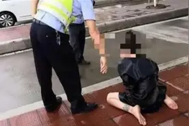 光脚女子“暴走”收费站，失恋后大哭骂人，被送派出所图片