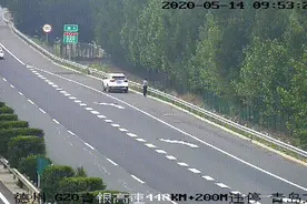 德州：高速路上停车小便，事后4男子“淡定”抽烟解乏图片