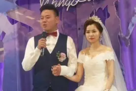 爆笑！婚礼上新郎突然蹦出这句话，流着泪的新娘一下子绷不住了图片