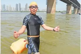 大爷始终是你大爷！六旬新冠重症康复患者横渡长江图片