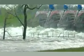 美国密歇根突发洪水，两座大坝接连溃坝沿岸居民紧急疏散图片