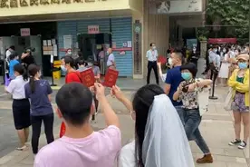今日宜领证！武昌民政局半小时四十多对领证