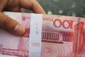 小区惊现1万元钞票！民警看了2小时监控锁定失主，对方却说“不是我的”图片