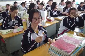 45秒丨520遇上复学日！德州老师棒棒糖表白学生：越来越棒，学习像糖一样甜蜜图片