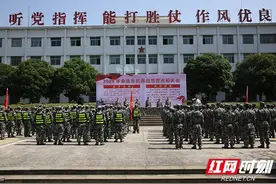 增强战备观念 树牢“兵”意识 娄底市举行民兵应急营点验大会图片