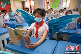 太原小学生戴“一米翅膀”上学 保持校园安全距离图片