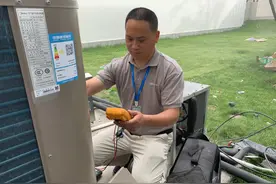 清晨出门深夜回，一名空调维修工十年坚守获得好口碑图片