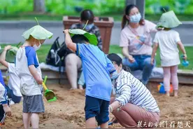 下雨啦！宝宝们戴上了荷叶帽图片