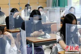 韩国高三学生复课 课桌装上塑料挡板图片
