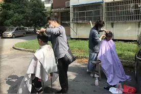 热心夫妻 义务为居民理发图片
