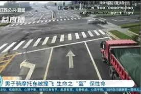 后怕！男子骑摩托车闯红灯被撞飞 因戴头盔保了性命图片