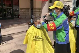 他们为树木“美容”，志愿者为他们理发图片