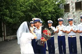 女幼师捧花向消防员男友求婚图片