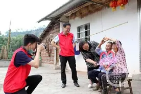 定格520幸福瞬间！志愿者为农村恩爱夫妻拍纪念照图片