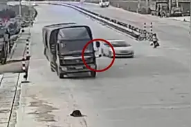 女孩突然飞奔抢过马路，监控记录惊魂瞬间视频封面