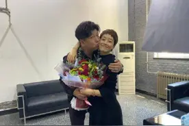 马伊琍与已婚男演员合照不避嫌 抱一起捧花玩亲亲图片