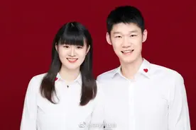 结束6年爱情长跑！520 胡金秋与女友领证结婚图片