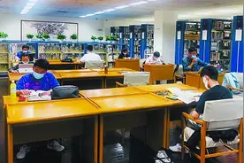 爱学习的人们来了！上图多个阅览室“满员”图片
