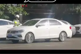 女交警给老公贴罚单后被表白，网友：猝不及防的狗粮啊……图片