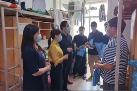 南阳理工学院毕业生收到“南工牌”暖心包 满满都是爱图片