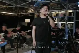 在武汉某个天台，一场没有现场观众的livehouse图片