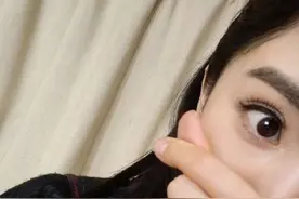 杨幂520晒比心自拍 造型又甜又飒图片