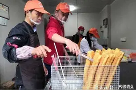 90后小伙捐油条店帮男童治病：授人以鱼不如授人以渔图片