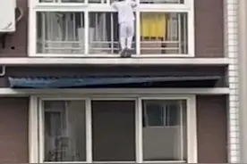 女孩掉落窗外雨棚 空调小哥爬管道相救图片